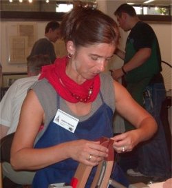 Kathrin bei der Herstellung einer Tasche